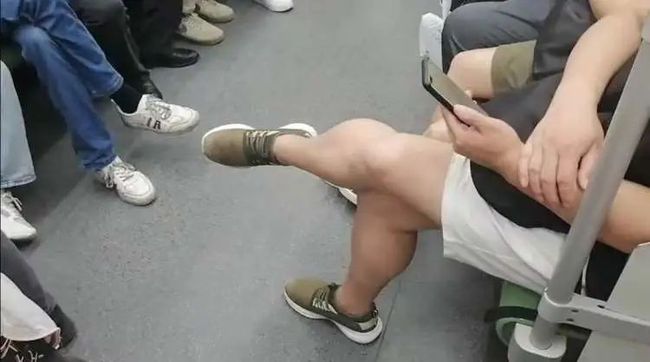 “车厢内少跷二郎腿”，上海地铁这样呼吁