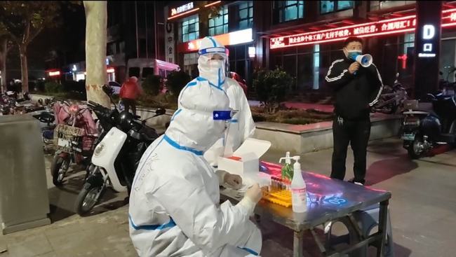 郑州部分区域全员核酸检测 地铁口“喇叭社区书记”火了