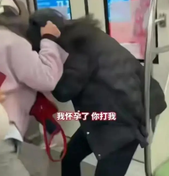 上海地铁内两名女子上演全武行，其中一女子大喊“我怀孕了还打我”