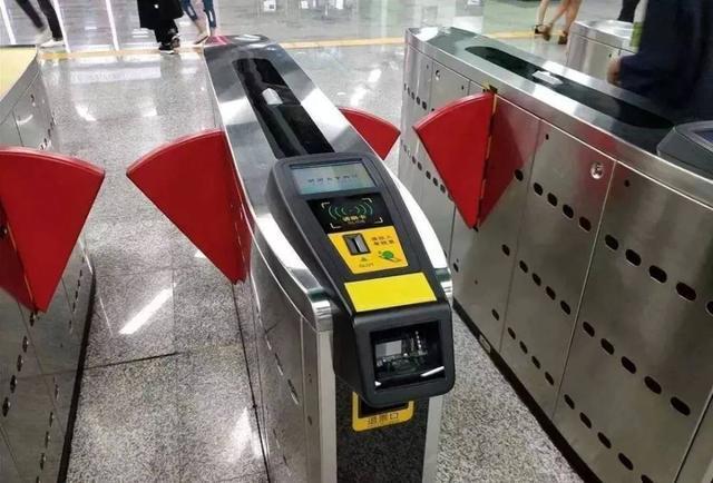 武汉地铁临时出站上个厕所被收1.8元，网友：自己不懂还敢来吐槽
